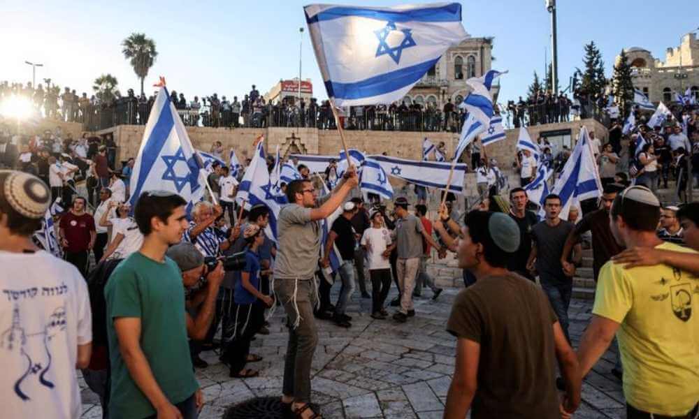 Clashes at Jerusalem's Al-Aqsa mosque before contested Israeli flag march